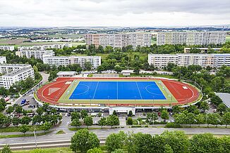 Kaufland Erfurt sports roof with REGUPOL tartan track and surrounding buildings