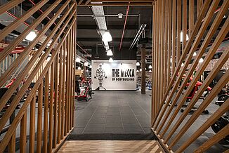 Interior view of Gold's Gym in Jena with REGUPOL sports flooring and fitness equipment.