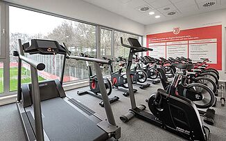 Spinning bikes on a REGUPOL sports floor covering in the SSV Jahn Regensburg fitness centre.